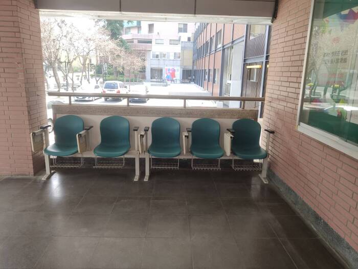 增设户外休闲座椅图片